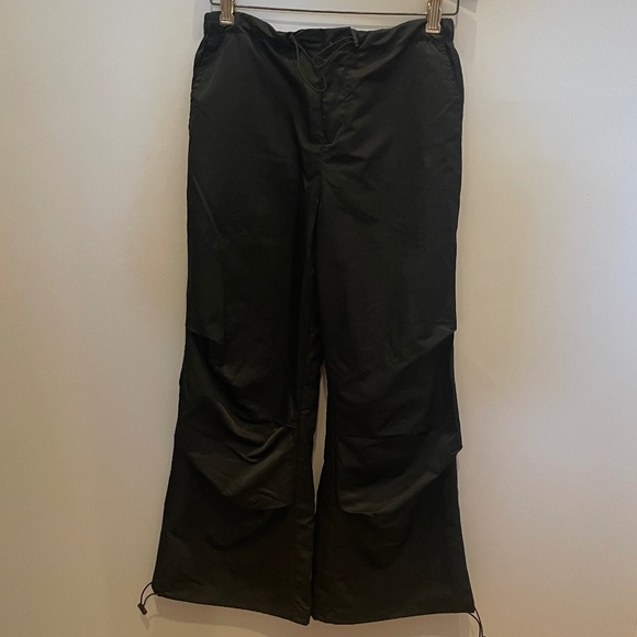 Forever  21 Toggle Woven  Parachute Pants in Black SIze Small - Picture 2 of 7
